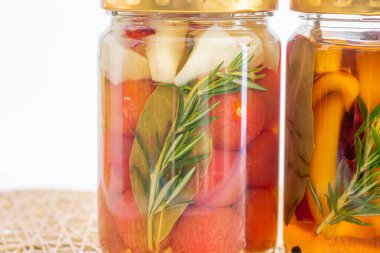 Lezzetli yaz sebzelerinin renkli turşuları