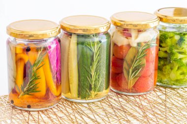 Lezzetli yaz sebzelerinin renkli turşuları