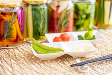 Lezzetli yaz sebzelerinin renkli turşuları