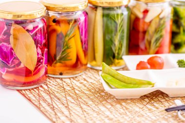 Lezzetli yaz sebzelerinin renkli turşuları