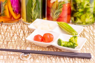 Lezzetli yaz sebzelerinin renkli turşuları