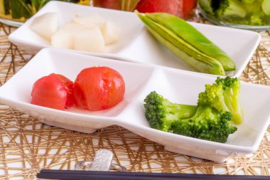 Lezzetli yaz sebzelerinin renkli turşuları