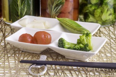 Lezzetli yaz sebzelerinin renkli turşuları