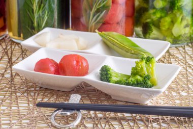 Lezzetli yaz sebzelerinin renkli turşuları