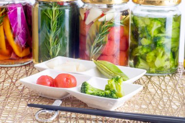 Lezzetli yaz sebzelerinin renkli turşuları