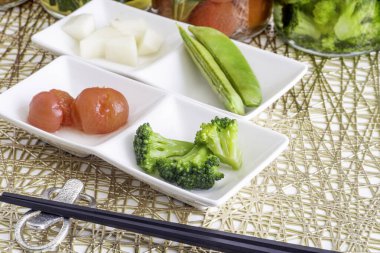 Lezzetli yaz sebzelerinin renkli turşuları