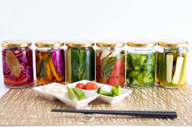 Lezzetli yaz sebzelerinin renkli turşuları