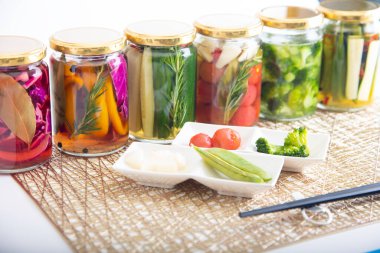 Lezzetli yaz sebzelerinin renkli turşuları