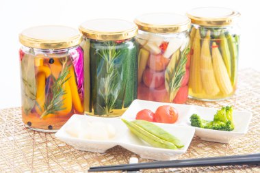 Lezzetli yaz sebzelerinin renkli turşuları