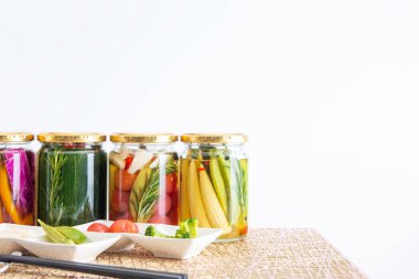 Lezzetli yaz sebzelerinin renkli turşuları