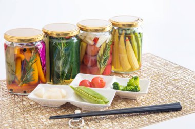 Lezzetli yaz sebzelerinin renkli turşuları