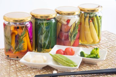 Lezzetli yaz sebzelerinin renkli turşuları