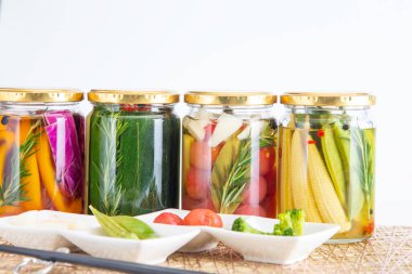 Lezzetli yaz sebzelerinin renkli turşuları