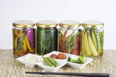 Lezzetli yaz sebzelerinin renkli turşuları