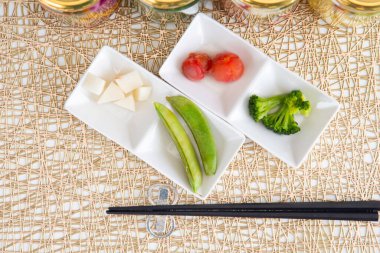 Lezzetli yaz sebzelerinin renkli turşuları