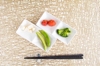 Lezzetli yaz sebzelerinin renkli turşuları