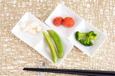 Lezzetli yaz sebzelerinin renkli turşuları