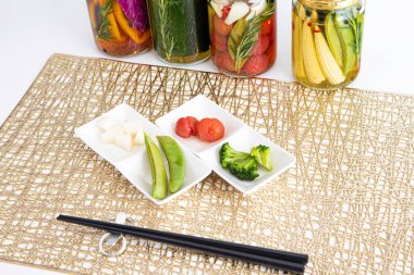 Lezzetli yaz sebzelerinin renkli turşuları