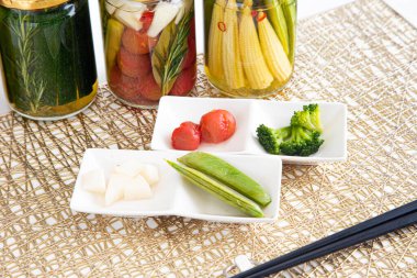 Lezzetli yaz sebzelerinin renkli turşuları