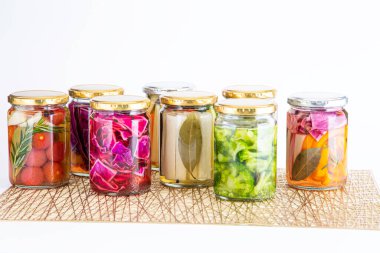 Lezzetli yaz sebzelerinin renkli turşuları