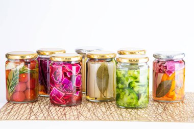 Lezzetli yaz sebzelerinin renkli turşuları