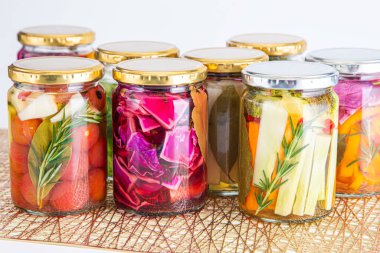 Lezzetli yaz sebzelerinin renkli turşuları