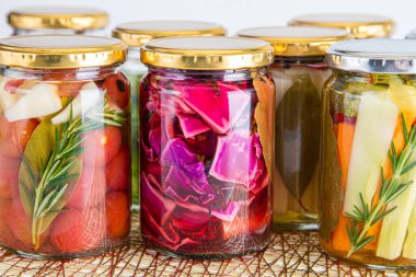 Lezzetli yaz sebzelerinin renkli turşuları