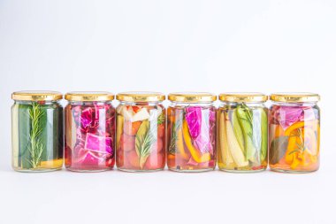 Lezzetli yaz sebzelerinin renkli turşuları