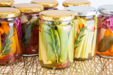 Lezzetli yaz sebzelerinin renkli turşuları