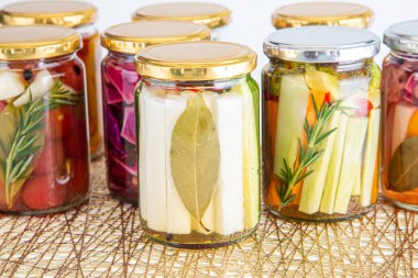 Lezzetli yaz sebzelerinin renkli turşuları