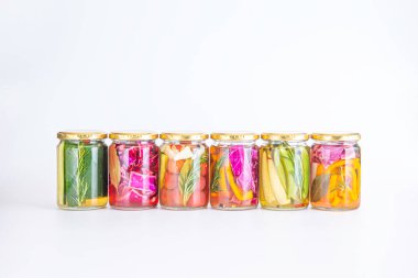 Lezzetli yaz sebzelerinin renkli turşuları