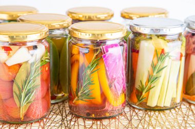 Lezzetli yaz sebzelerinin renkli turşuları