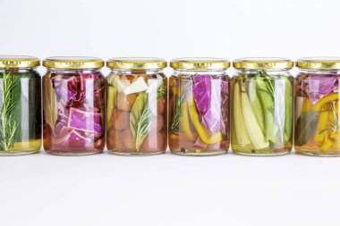 Lezzetli yaz sebzelerinin renkli turşuları