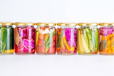 Lezzetli yaz sebzelerinin renkli turşuları