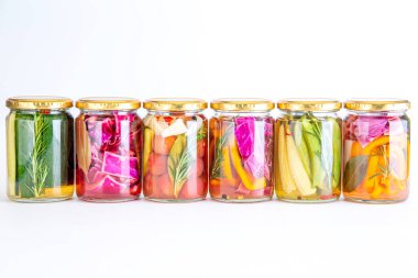 Lezzetli yaz sebzelerinin renkli turşuları