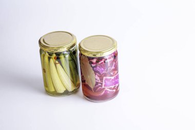 Lezzetli yaz sebzelerinin renkli turşuları