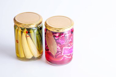 Lezzetli yaz sebzelerinin renkli turşuları