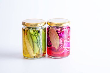 Lezzetli yaz sebzelerinin renkli turşuları