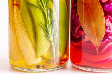 Lezzetli yaz sebzelerinin renkli turşuları