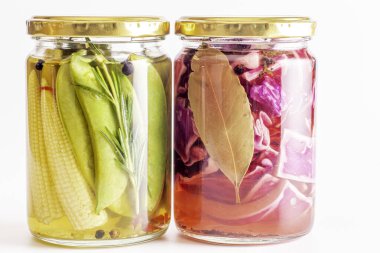 Lezzetli yaz sebzelerinin renkli turşuları