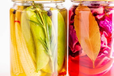 Lezzetli yaz sebzelerinin renkli turşuları