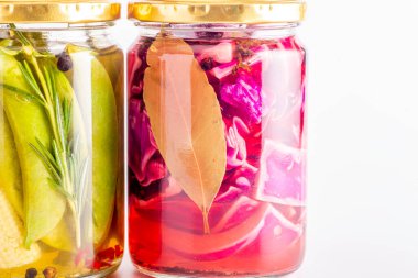 Lezzetli yaz sebzelerinin renkli turşuları