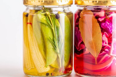 Lezzetli yaz sebzelerinin renkli turşuları