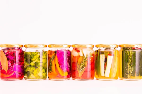 Lezzetli yaz sebzelerinin renkli turşuları