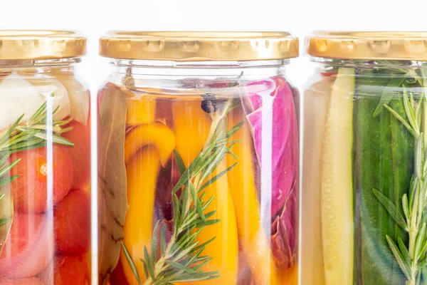 Lezzetli yaz sebzelerinin renkli turşuları