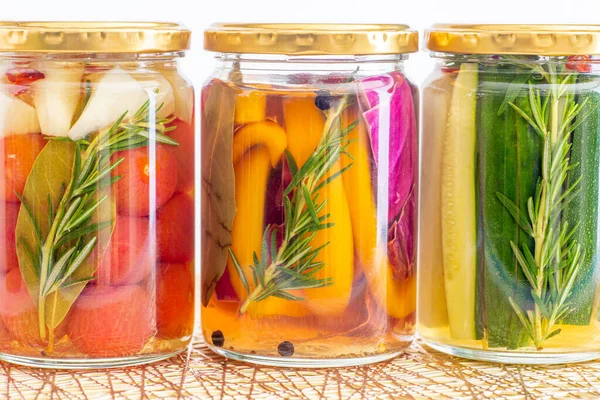 Lezzetli yaz sebzelerinin renkli turşuları