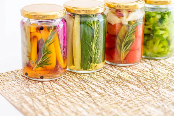 Lezzetli yaz sebzelerinin renkli turşuları