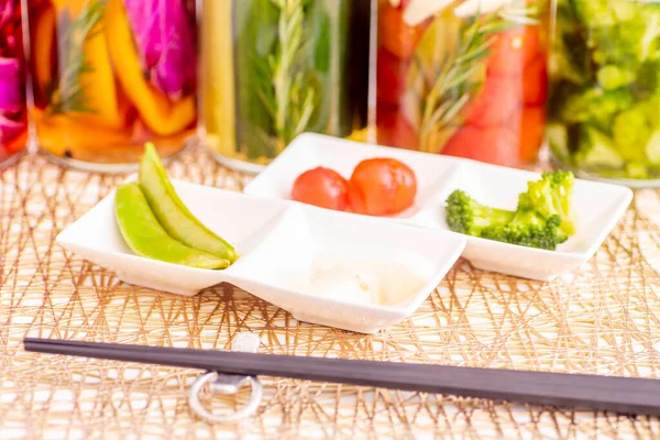 Lezzetli yaz sebzelerinin renkli turşuları