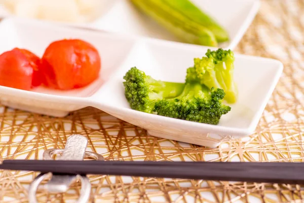 Lezzetli yaz sebzelerinin renkli turşuları