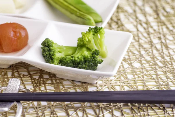 Lezzetli yaz sebzelerinin renkli turşuları